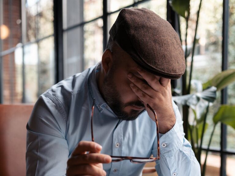 Mężczyzna siedzący przy stole